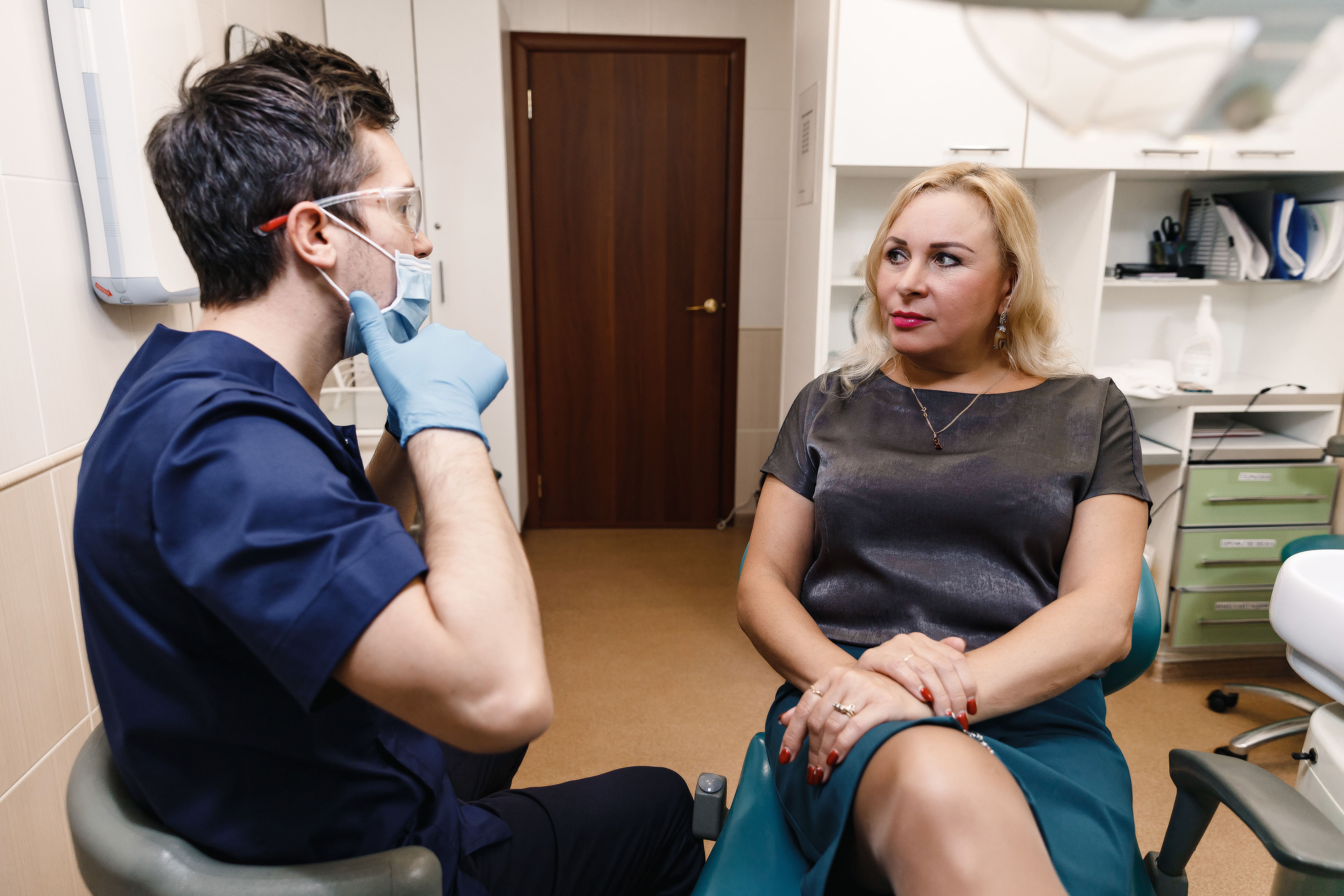 женщина пациент на стоматологической консультации
